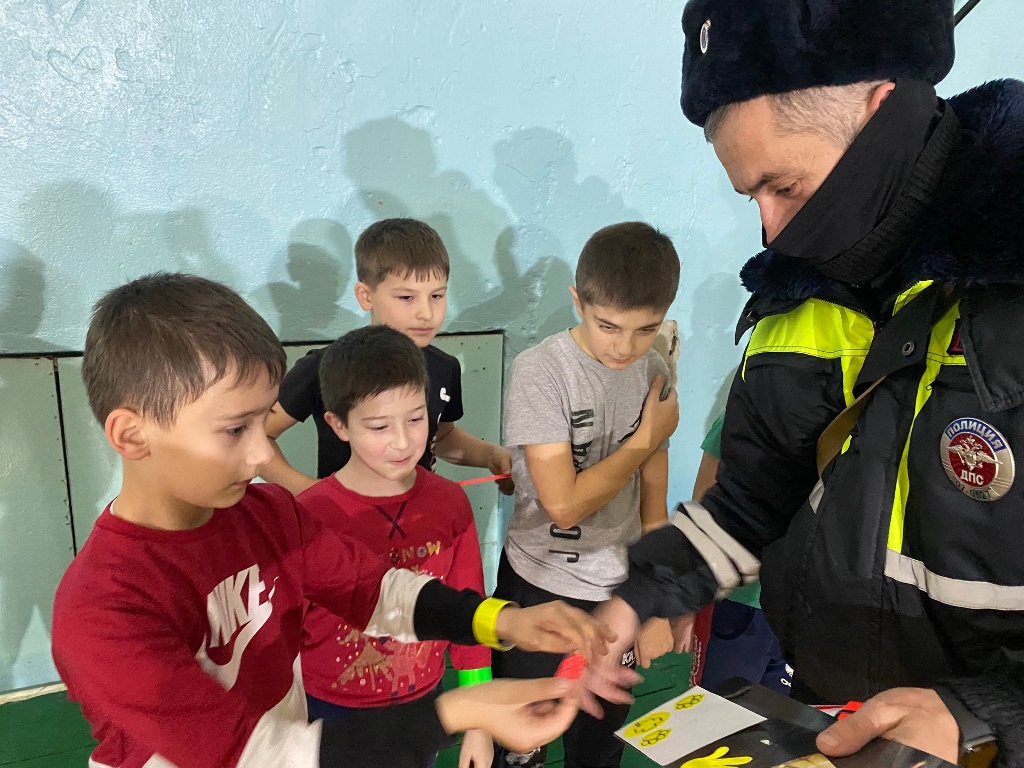 Автоинспекторы Кабардино-Балкарии рассказали юным спортсменам, как стать ярче на дорогах