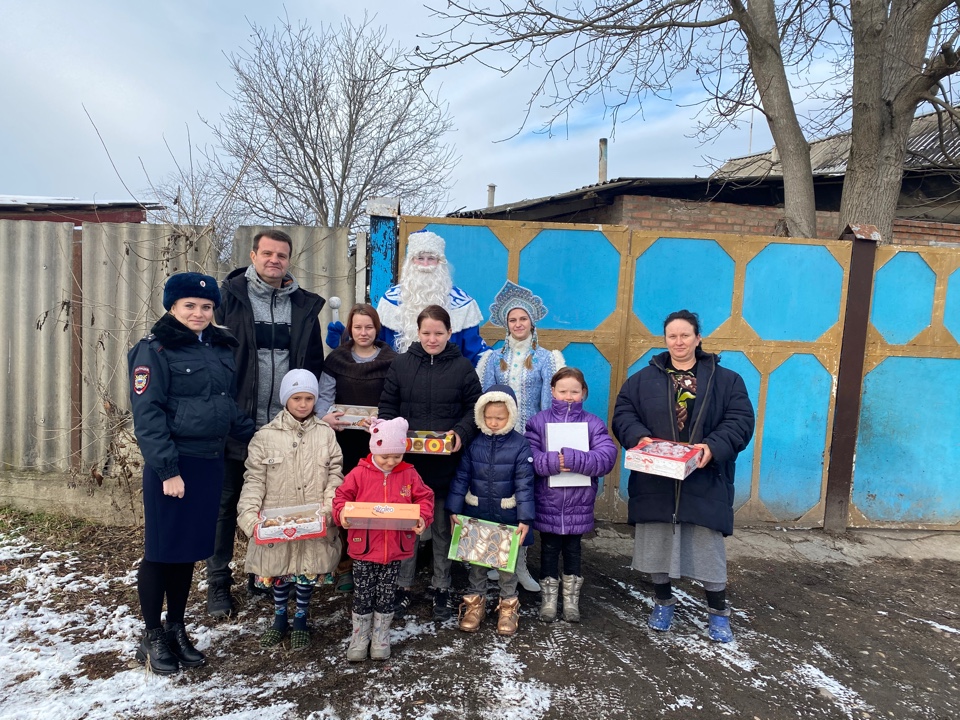 Полицейский Дед Мороз Прохладненского района поздравил детей