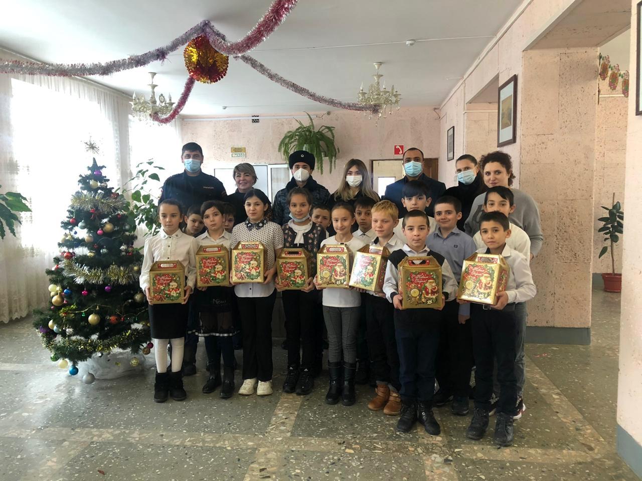 В Нальчике полицейские поздравили воспитанников школы-интерната