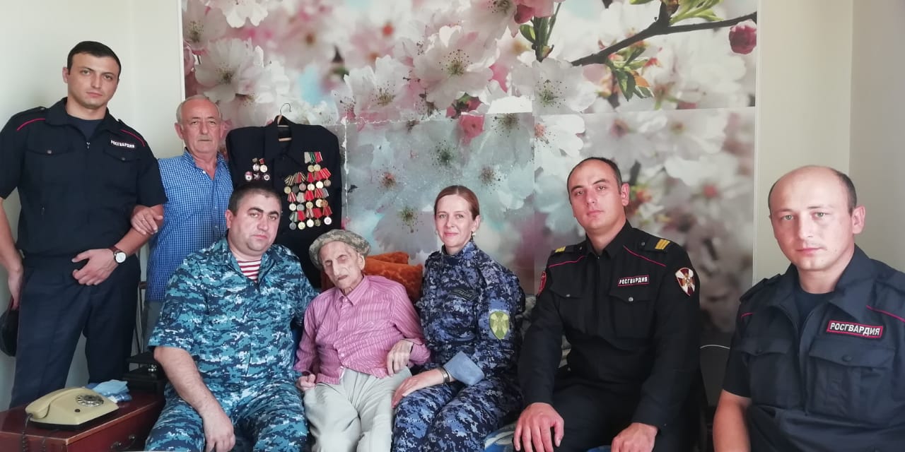 В КБР росгвардейцы проведали 103-летнего ветерана войны