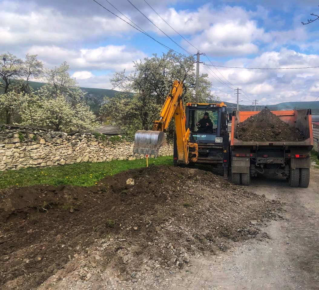 Продолжаются работы по капремонту подъездной автодороги к кладбищу в Сармаково