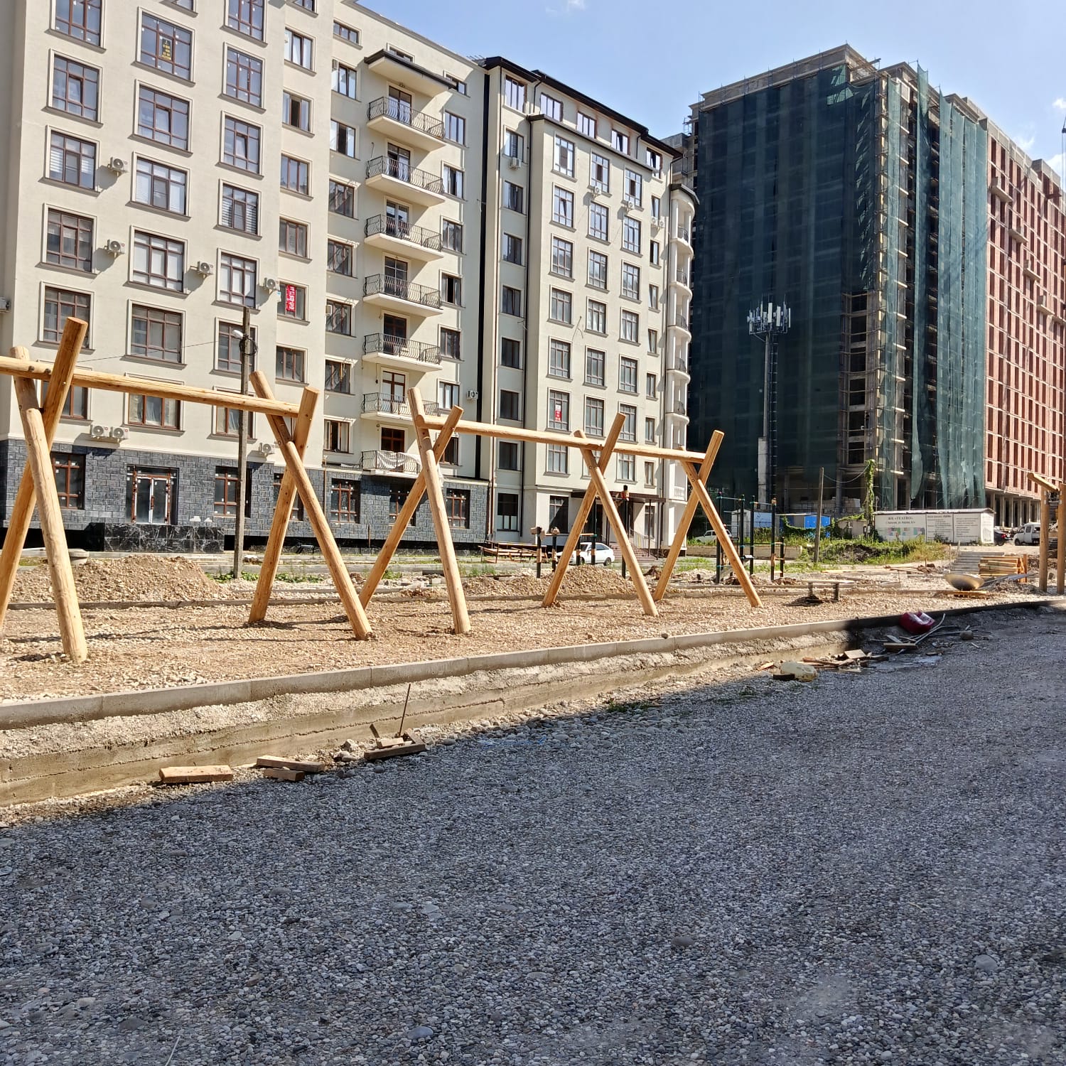 На улице Тамазова обустраивают Каштановую аллею  