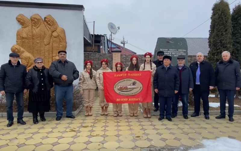 Возложение цветов к памятнику воинов-интернационалистов