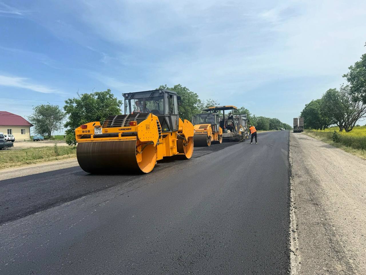 На трассе в Прохладном устраивают асфальтобетонное покрытие