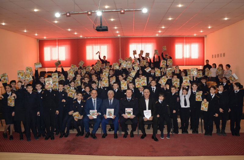 Министр ВД по КБР Василий Павлов поздравил учащихся кадетских классов полиции