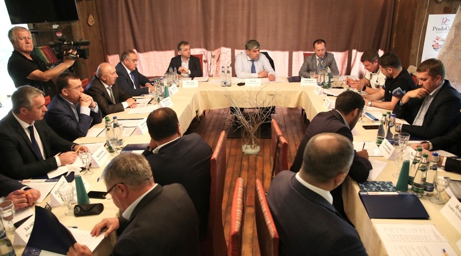 Глава Кабардино-Балкарии Казбек Коков провел выездное совещание по вопросам развития курорта «Эльбрус»