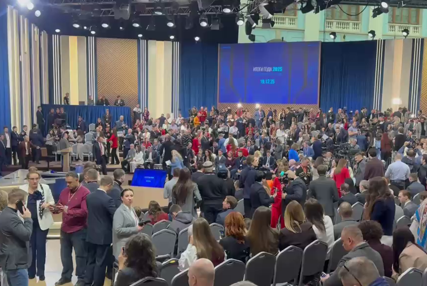 С минуты на минуту начнется главное информационное событие года - «Прямая линия» с Президентом РФ