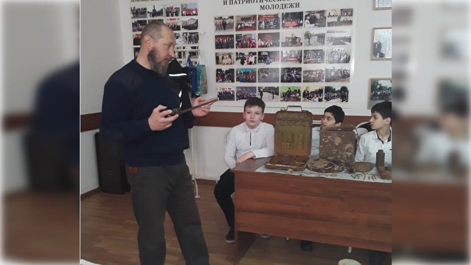 В Нальчике поисковик провел Урок мужества с учащимися