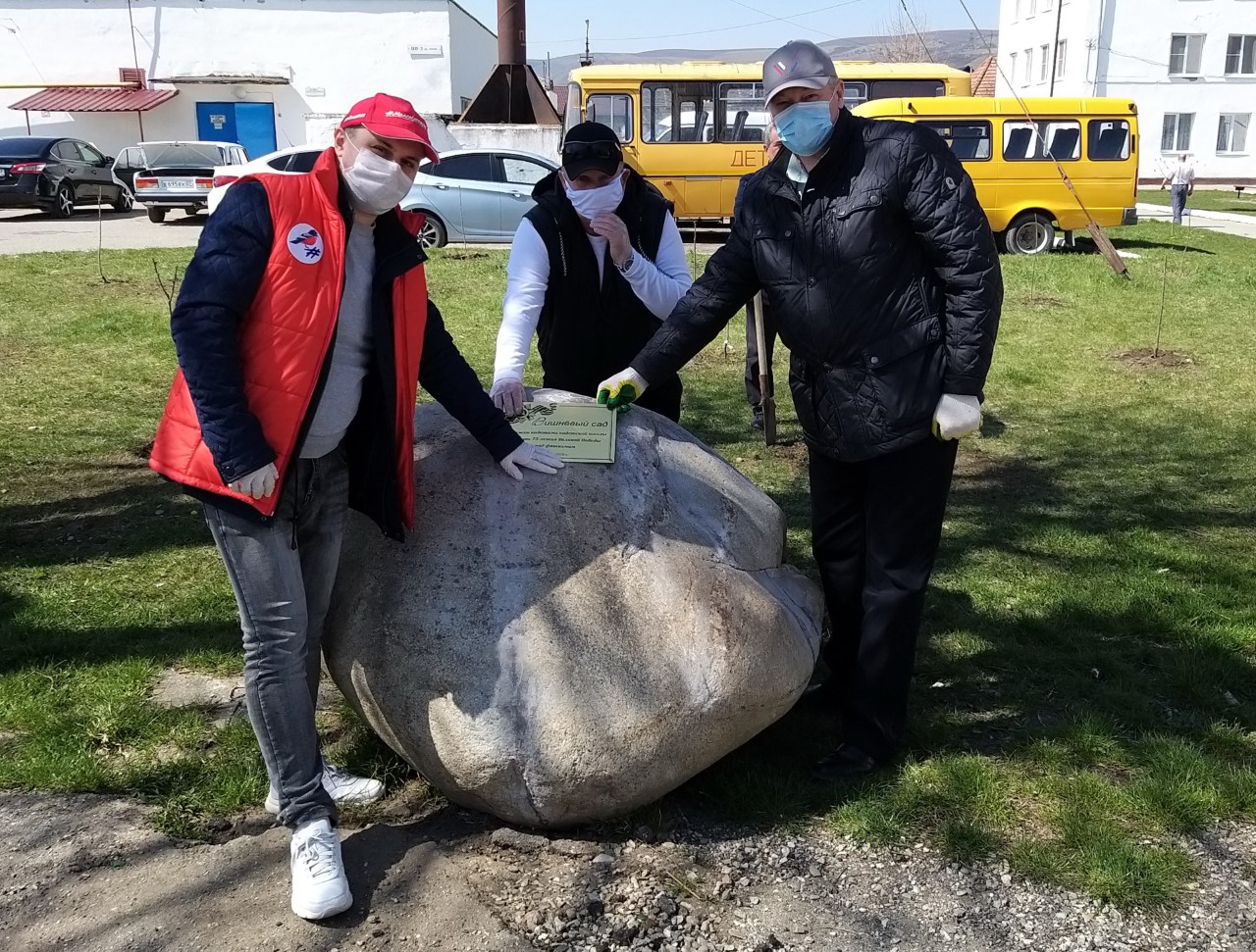 Во дворе кадетской школы в Атажукино заложен вишневый сад