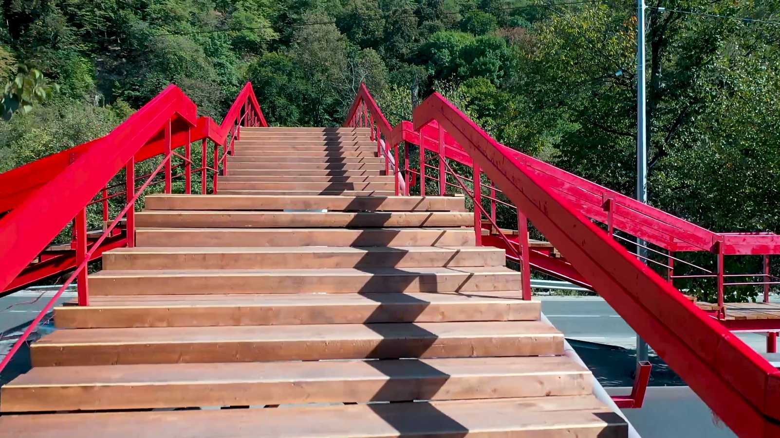 В Нальчике ремонтируют пешеходные мосты