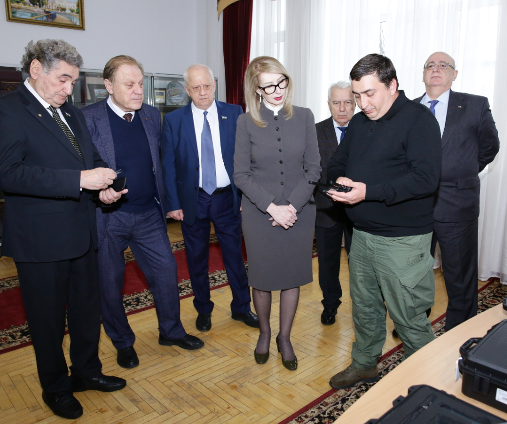 Парламентарии оказывают помощь участникам СВО  