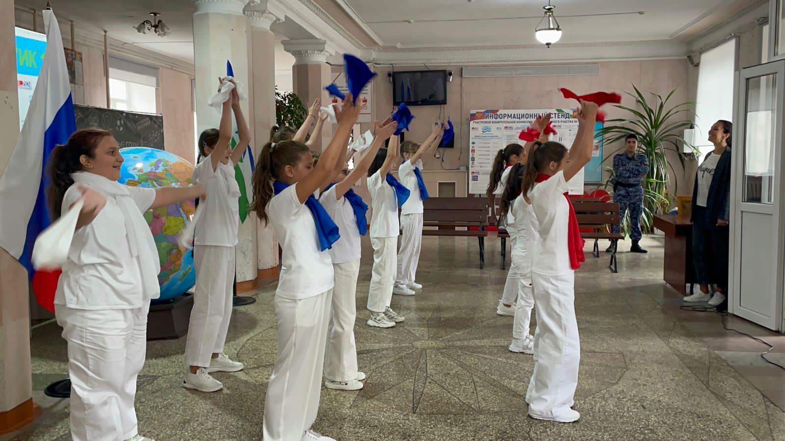 На участке № 159 избирателей встретили концертом