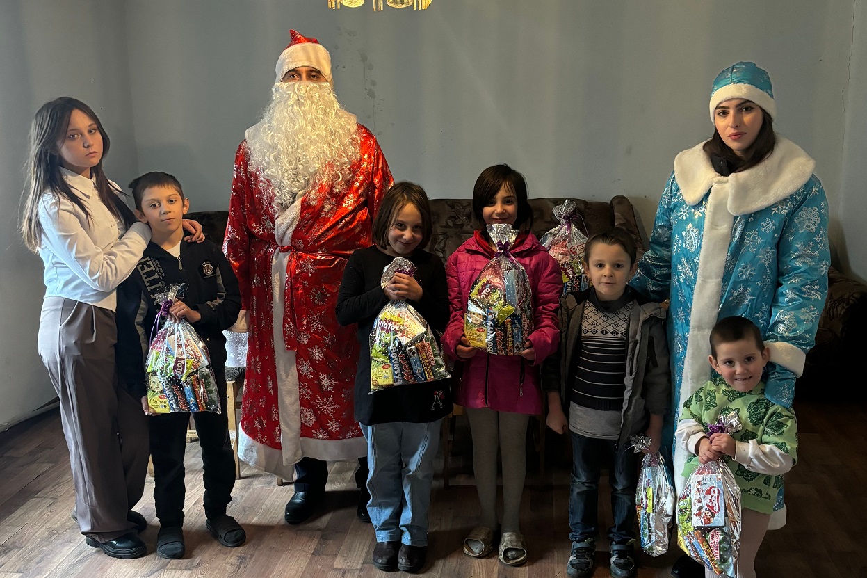 Полицейские и общественники Зольского района поздравили детей с Новым годом 