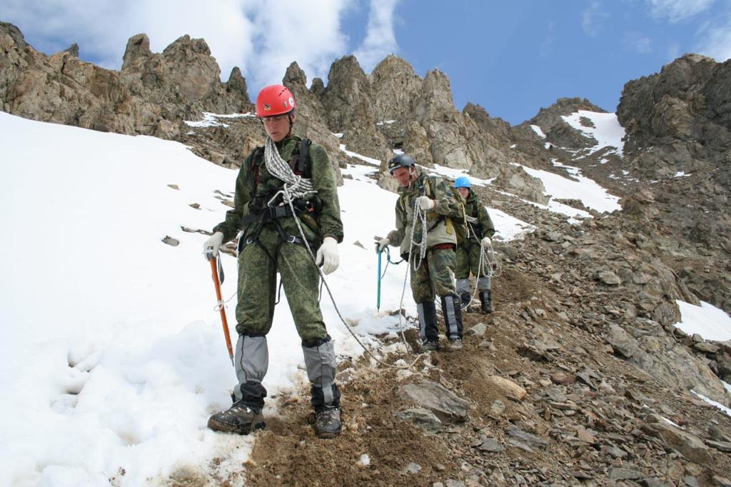 Альпинисты Росгвардии отрабатывают профессиональные навыки в условиях повышенной сложности 
