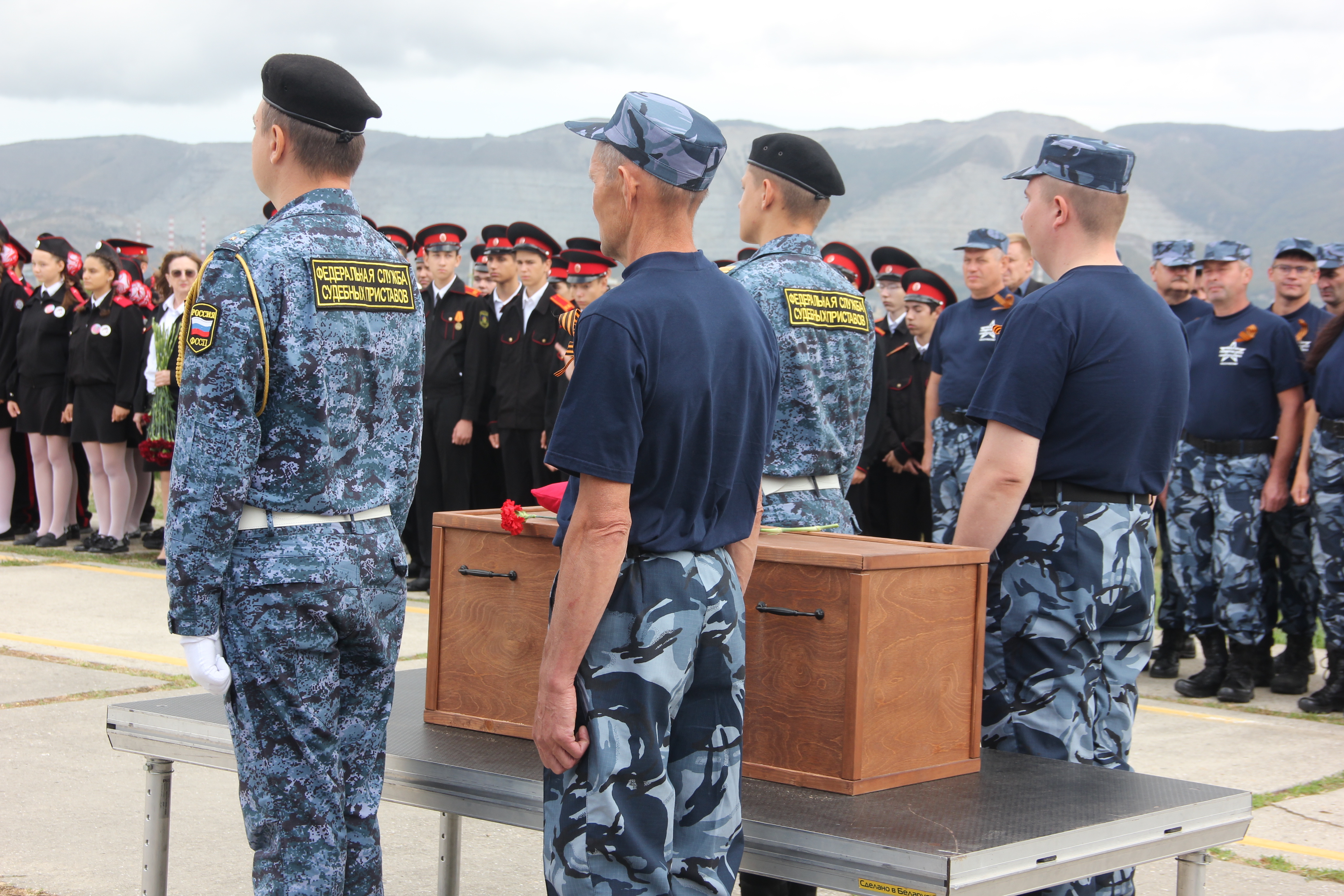 Сегодня в Новороссийске перезахоронили поднятые во время Вахты Памяти останки советских воинов