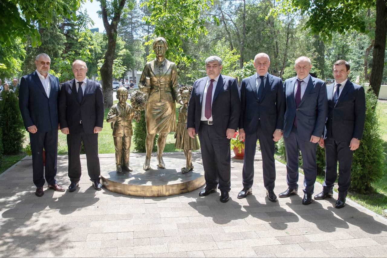 Казбек Коков в Черкесске принял участие в открытии памятника Первому учителю