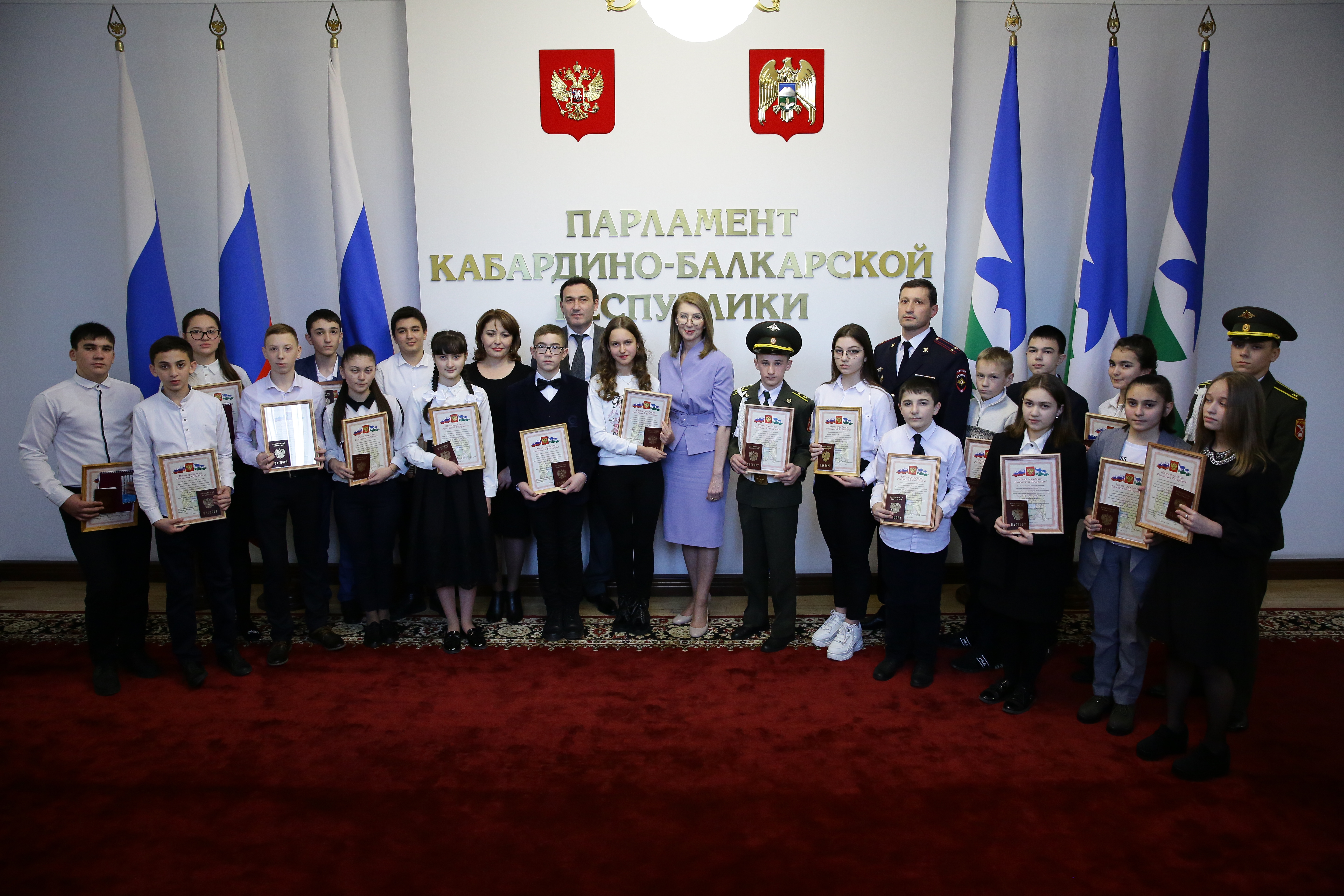 Паспорта юным ко Дню российской Конституции