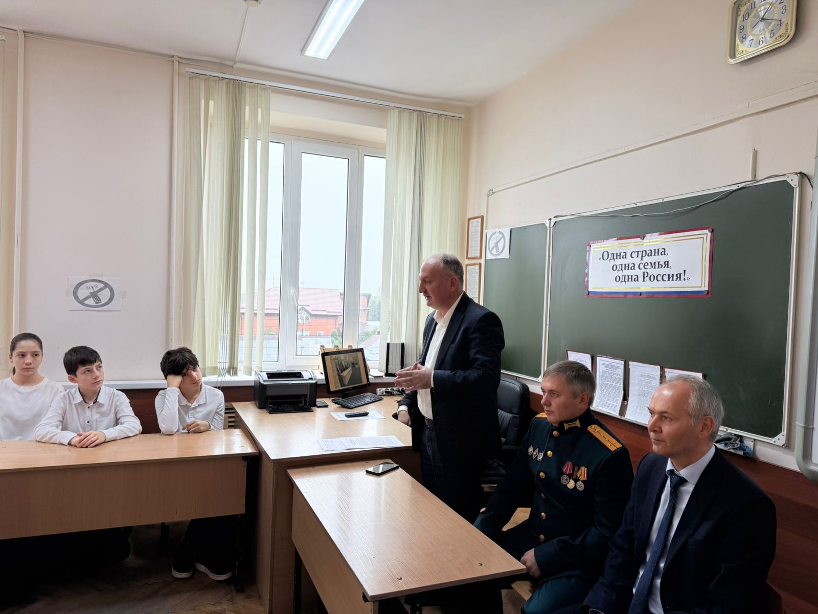 В Нальчике прошел патриотический час «Под флагом России» для школьников