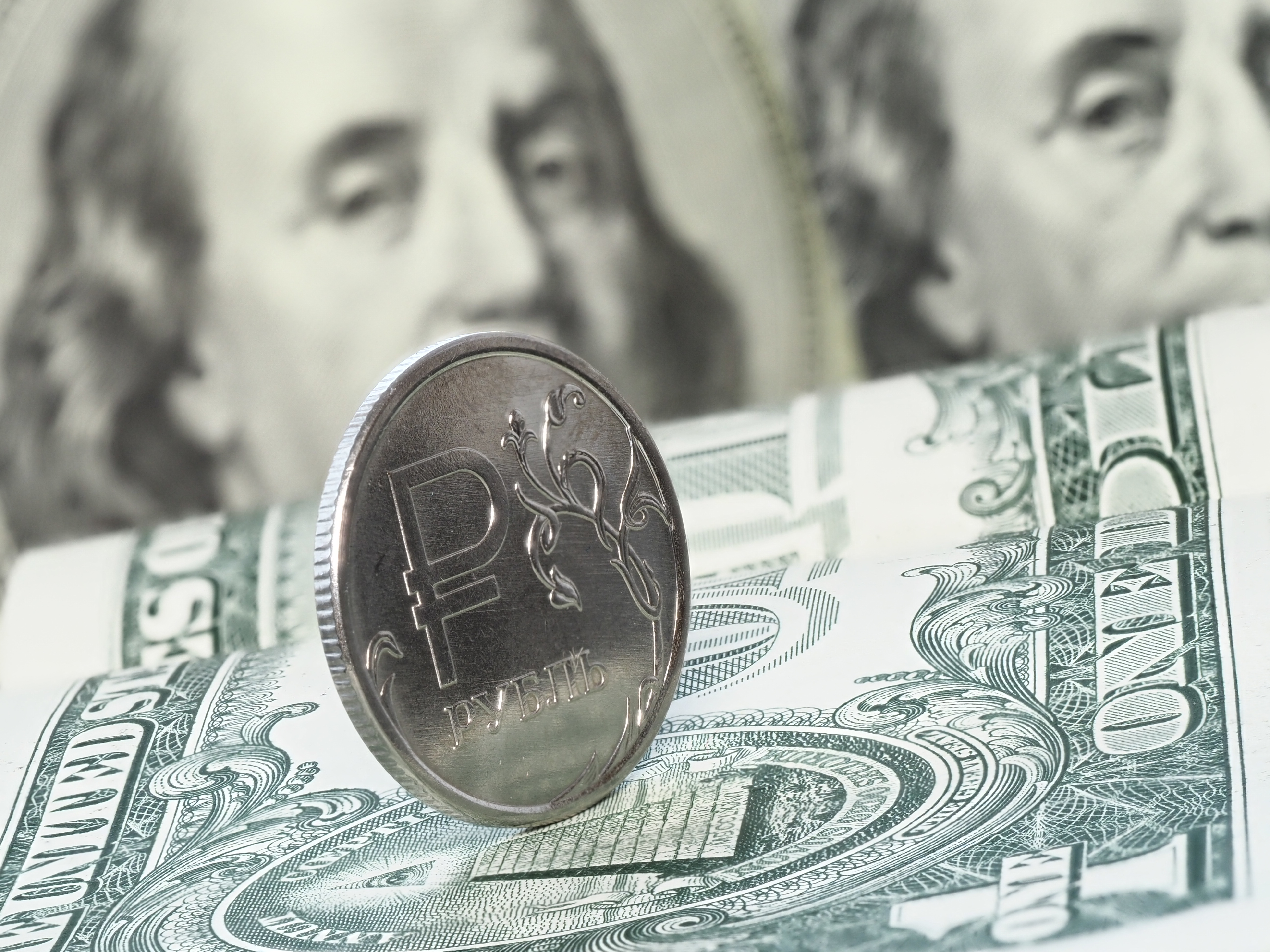 Центральный банк изменит порядок расчета курса доллара к рублю