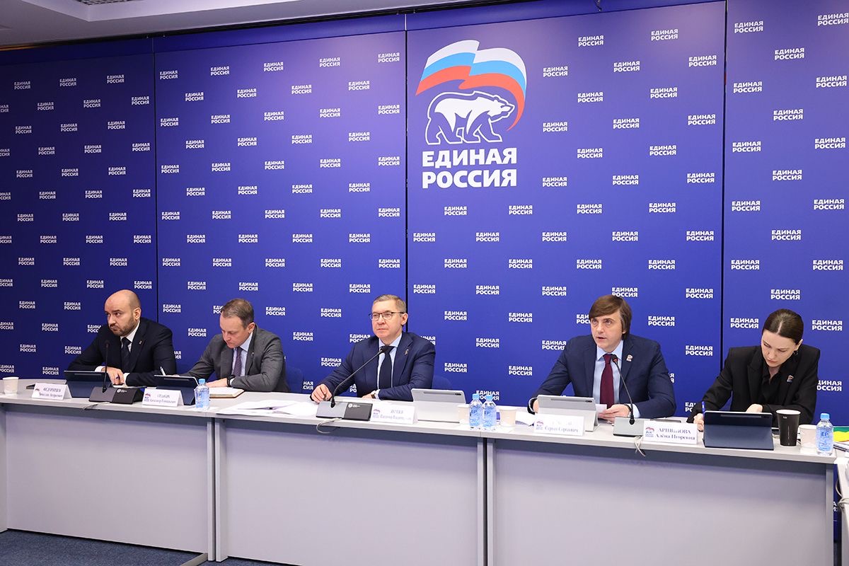 Владимир Якушев призвал жестче контролировать подрядчиков при строительстве школ