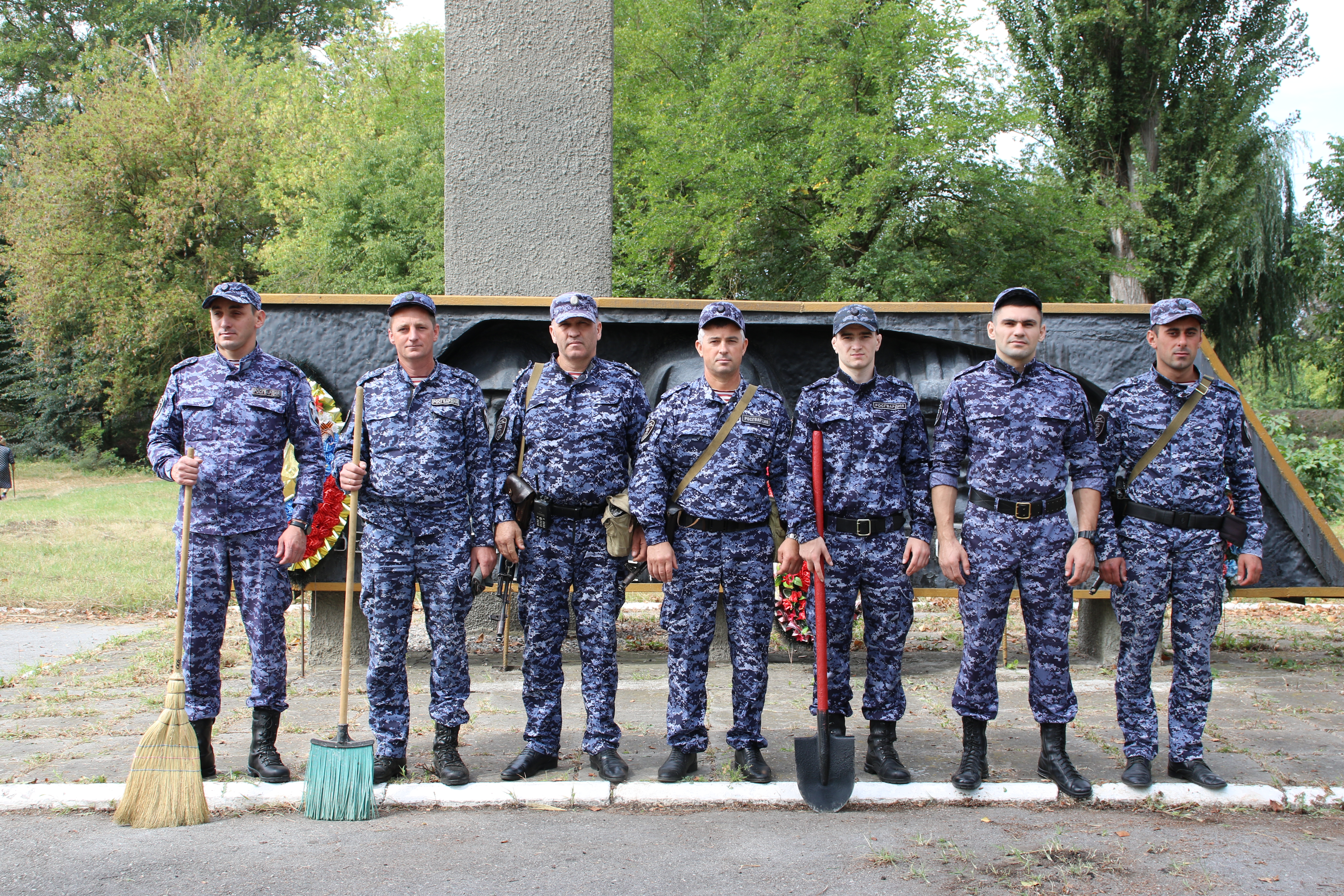 В Майском районе Кабардино-Балкарии росгвардейцы привели в порядок памятник героям великой отечественной войны