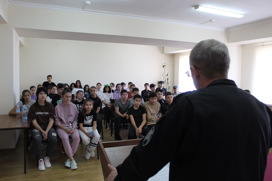 В Кабардино-Балкарии сотрудники СОБР провели день открытых дверей для юнармейцев