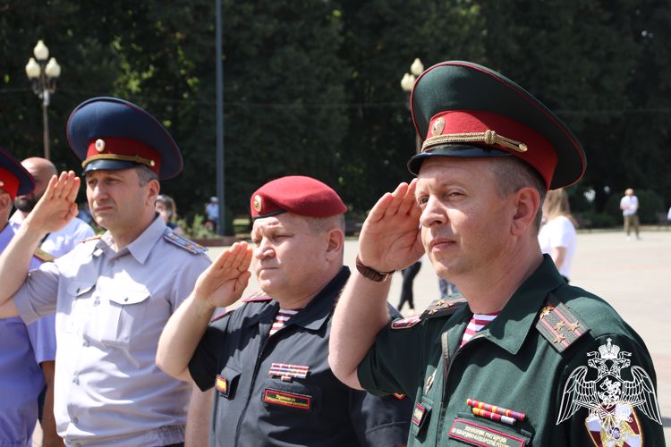 В Нальчике росгвардейцы приняли участие в торжественном мероприятии ко Дню Государственного флага