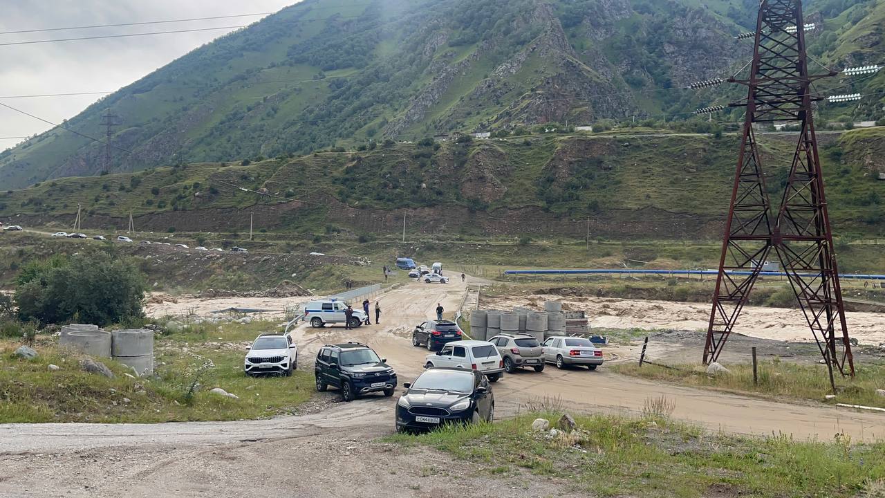 В Тырныаузе введен режим ЧС из-за продолжающегося схода селей