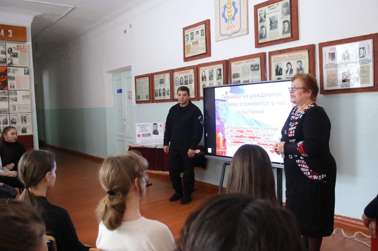 В КБР росгвардейцы посетили школу имени Героя России Андрея Крестьянинова