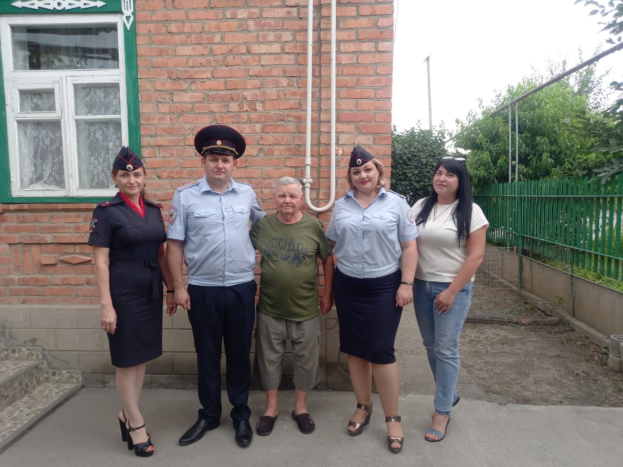 Полицейские Майского района поздравили ветерана Великой Отечественной войны 