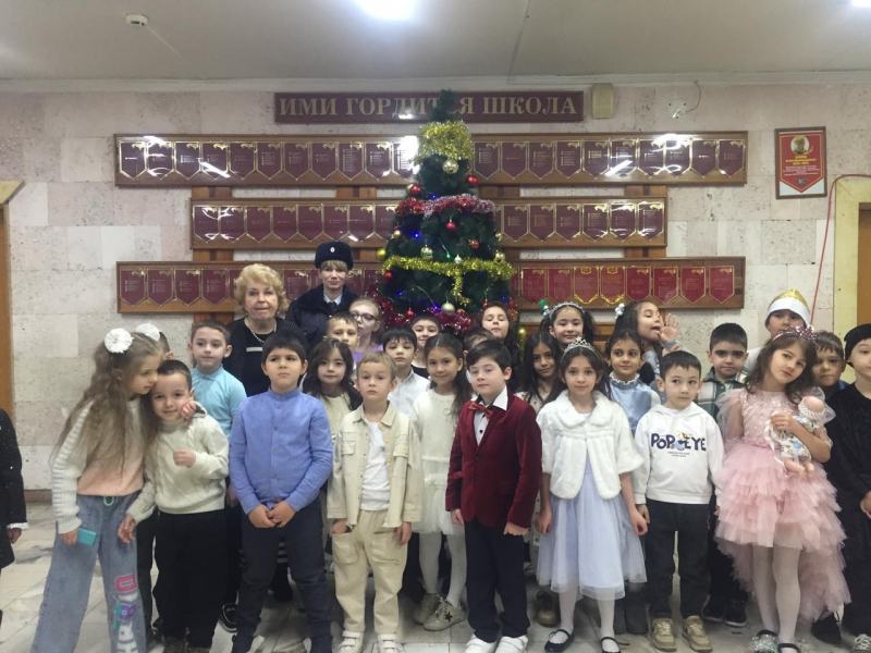 Полицейский Дед Мороз дарит новогоднее настроение школьникам 