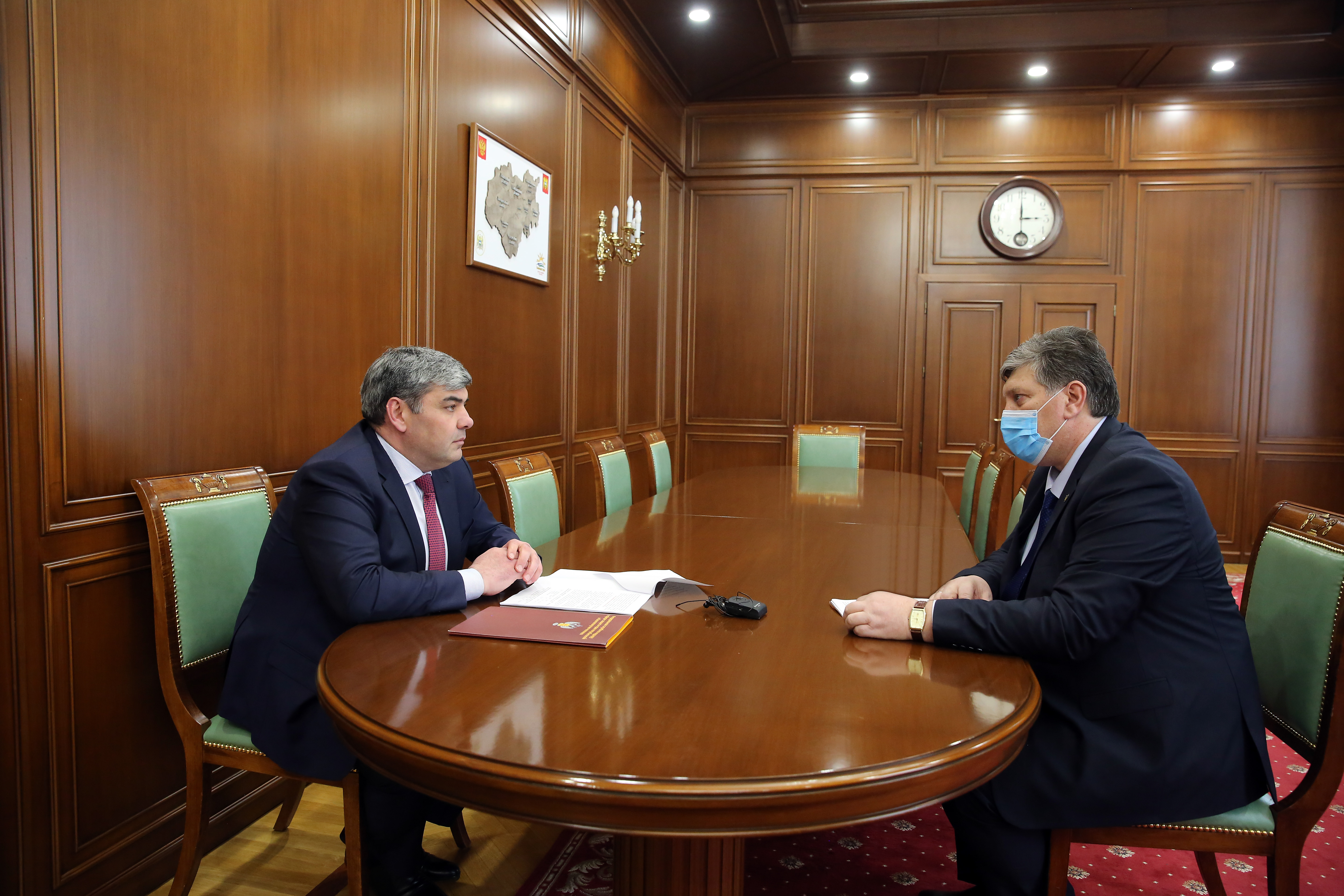 Казбек Коков провел рабочую встречу с главным санитарным врачом по КБР