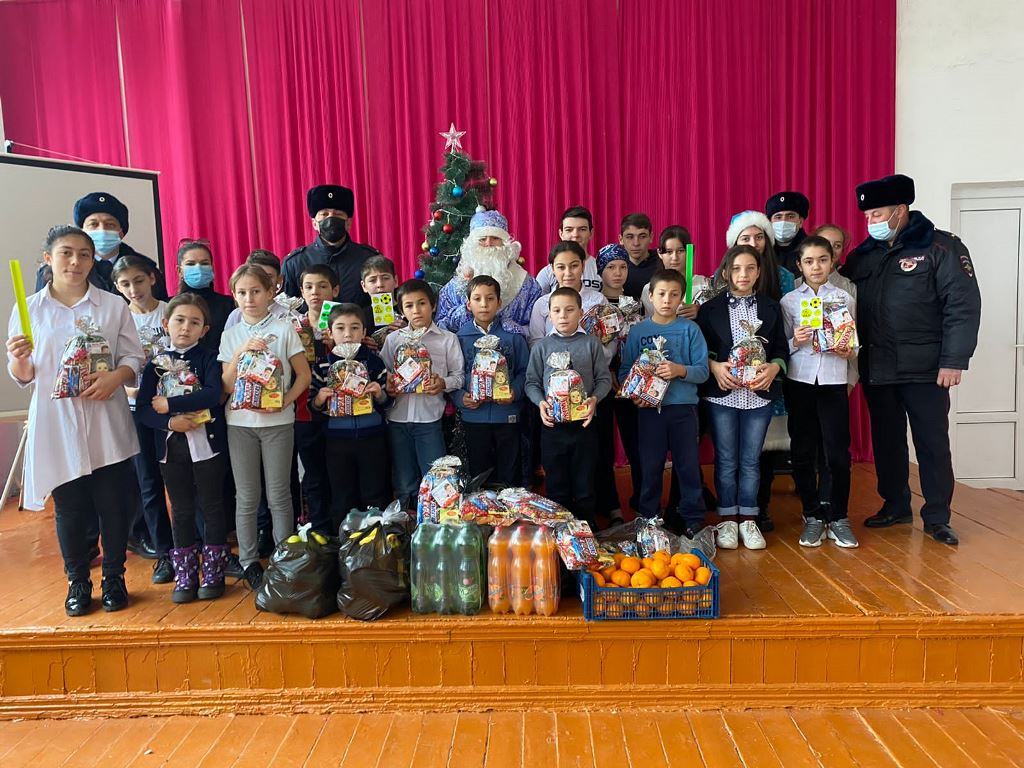 Полицейский Дед Мороз поздравил воспитанников интерната в Терском районе