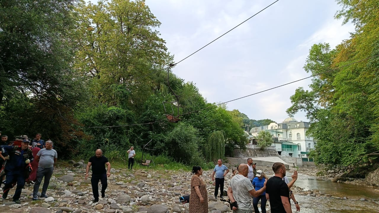 Спасатели эвакуируют пострадавших