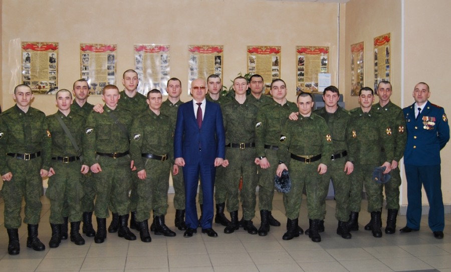 Постпред КБР при Президенте России Ратмир Бекишев посетил одну из подмосковных воинских частей, где проходят службу призывники из Кабардино-Балкарии