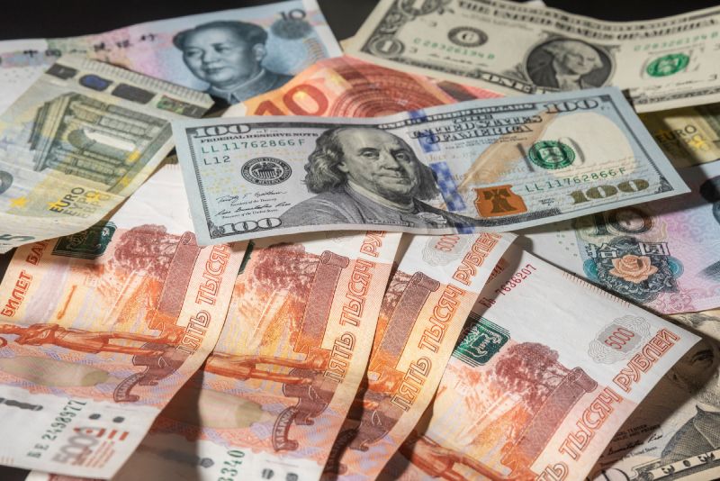 Банк России запретил банкам брать комиссию с физлиц за выдачу долларов