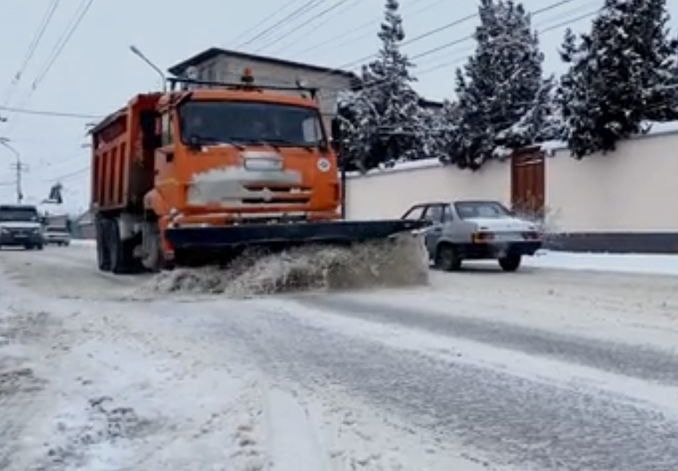 В Нальчике продолжаются работы по уборке проезжих частей и тротуаров от снега