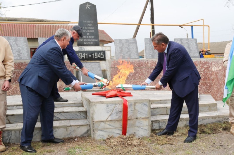 У мемориала павшим в Верхнем Акбаше зажжен Вечный огонь