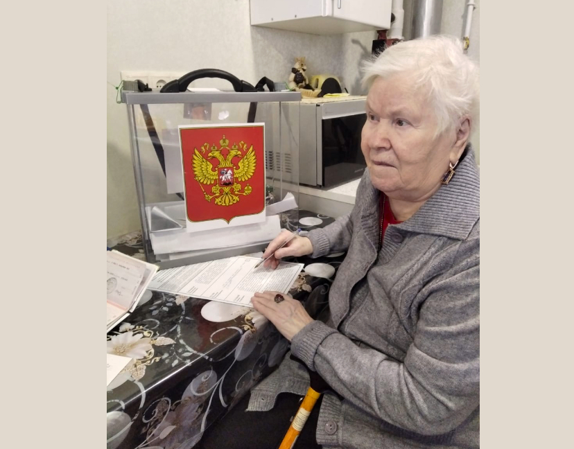 Выездная бригада избирательной комиссии помогла проголосовать на дому 94-х летней нальчанке