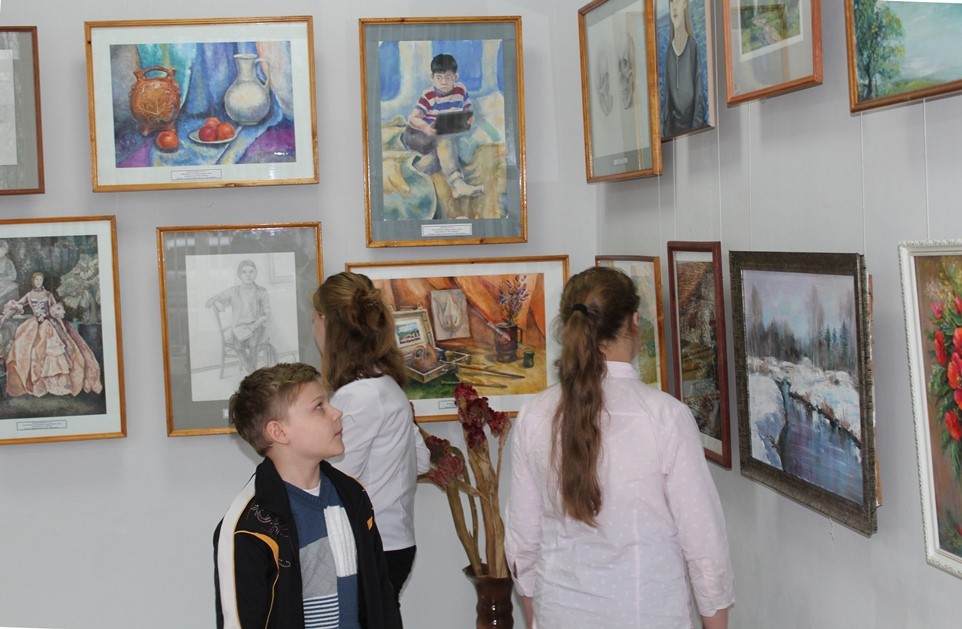 В Прохладном открылась художественная выставка «Горизонты творчества»