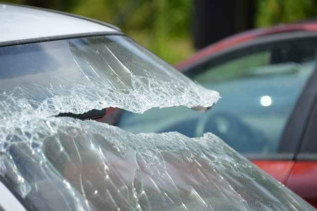 В КБР три человека пострадали после столкновения автомобиля с деревом