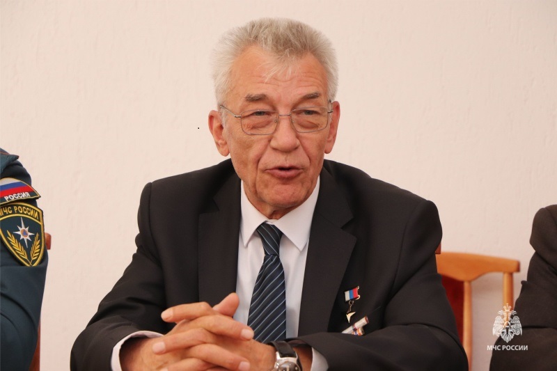 Сотрудники МЧС Кабардино-Балкарии встретились с Героем России Владимиром Легошиным