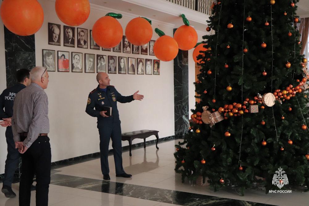 Спасатели КБР следят за пожарной безопасностью новогодних объектов