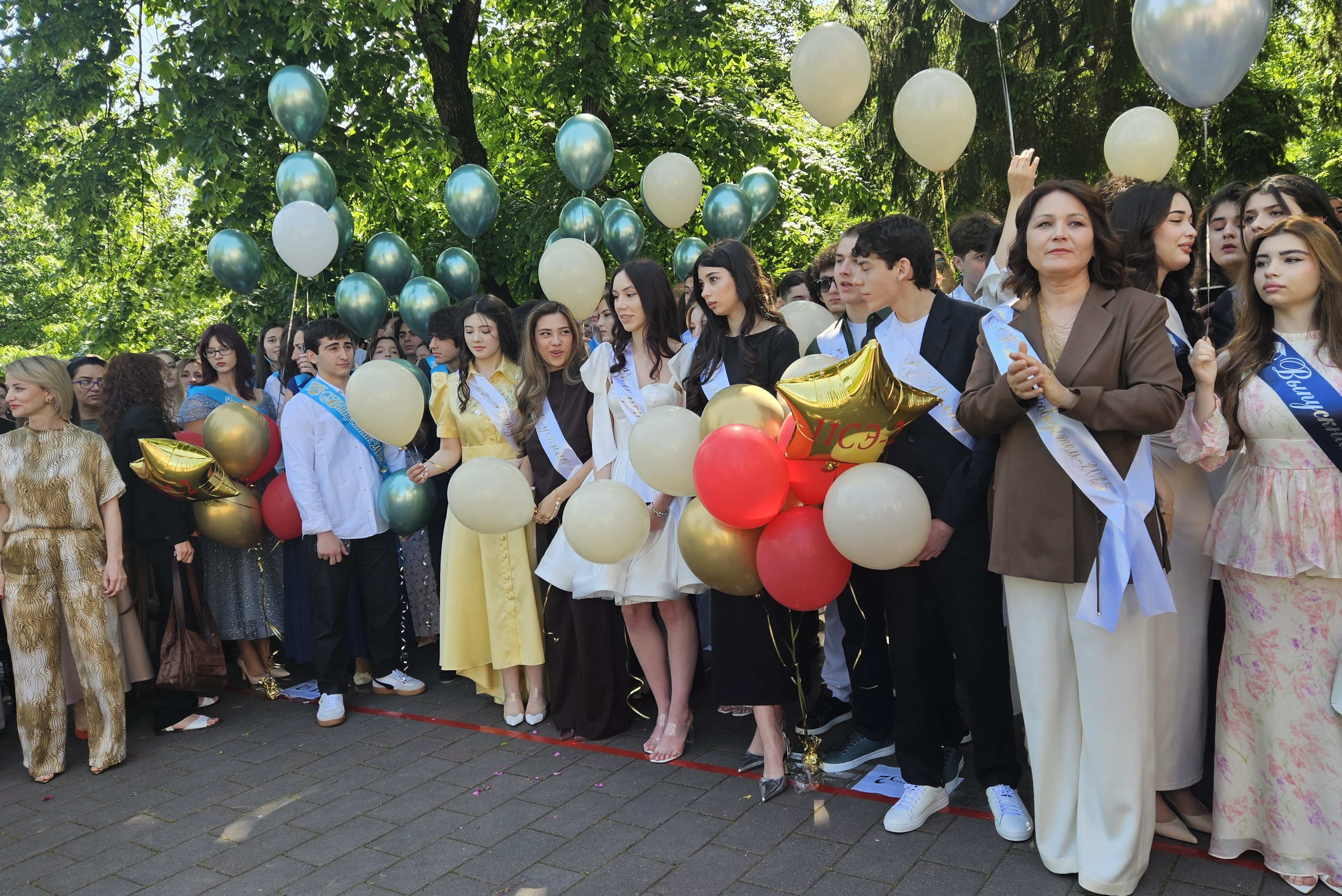 Второй лицей Нальчика проводил во взрослую жизнь своих выпускников