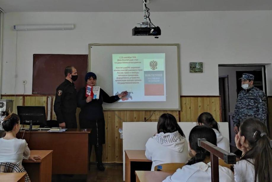 Росгвардейцы провели открытый урок для школьников г.Баксана ко Дню Конституции России