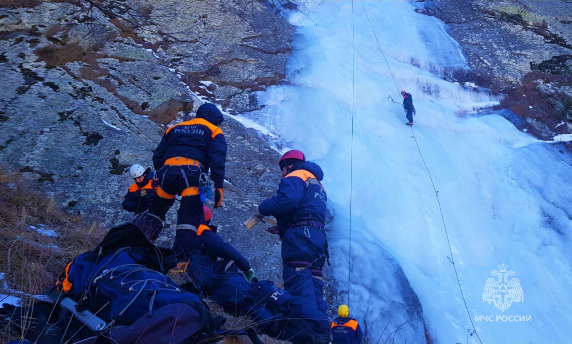 Спасатели отрабатывали навыки на вертикальном леднике 