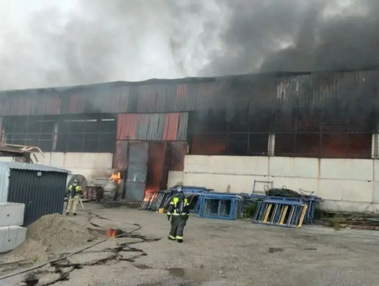 В Нальчике ликвидировали крупный пожар на складе