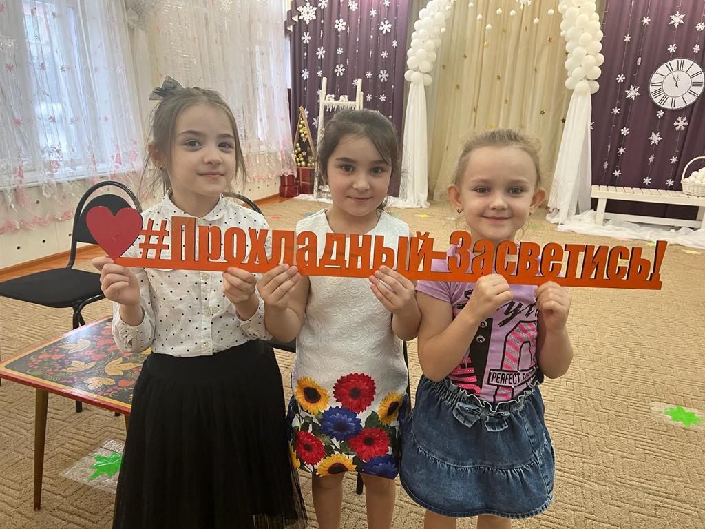 Автоинспекторы в игровой форме обучают дошкольников Прохладненского района правилам движения