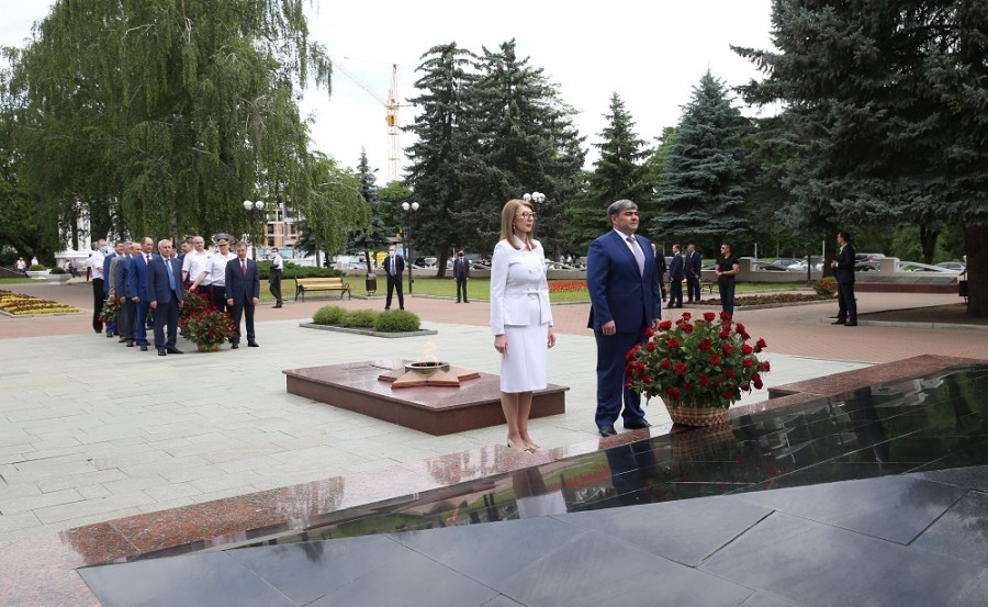Глава КБР возложил цветы к мемориалу «Вечный огонь Славы»