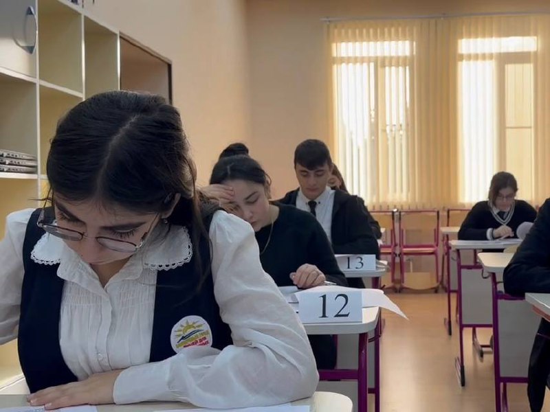 Более 50 школьников продемонстрировали свои знания в области обществознания